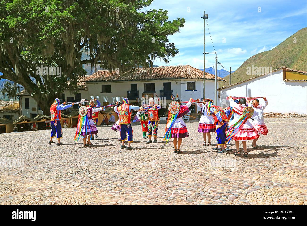 Festival religieux impressionnant à l'église Saint-Pierre l'apôtre d'Andahuaylillas dans la ville d'Andahuaylillas, province de Quispicanchi, Pérou Banque D'Images