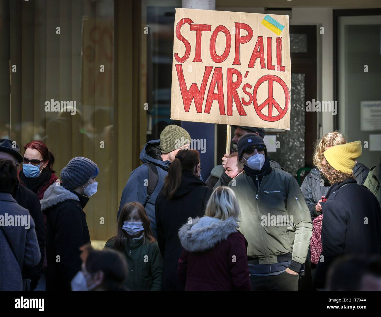 Wesel, Rhénanie-du-Nord-Westphalie, Allemagne - manifestation contre la guerre de Poutine en Ukraine. Manifestation de paix et rassemblement de solidarité pour l'Ukraine au Grand marché de Wesel. En période de pandémie de corona, tous les manifestants portent des masques. Banque D'Images