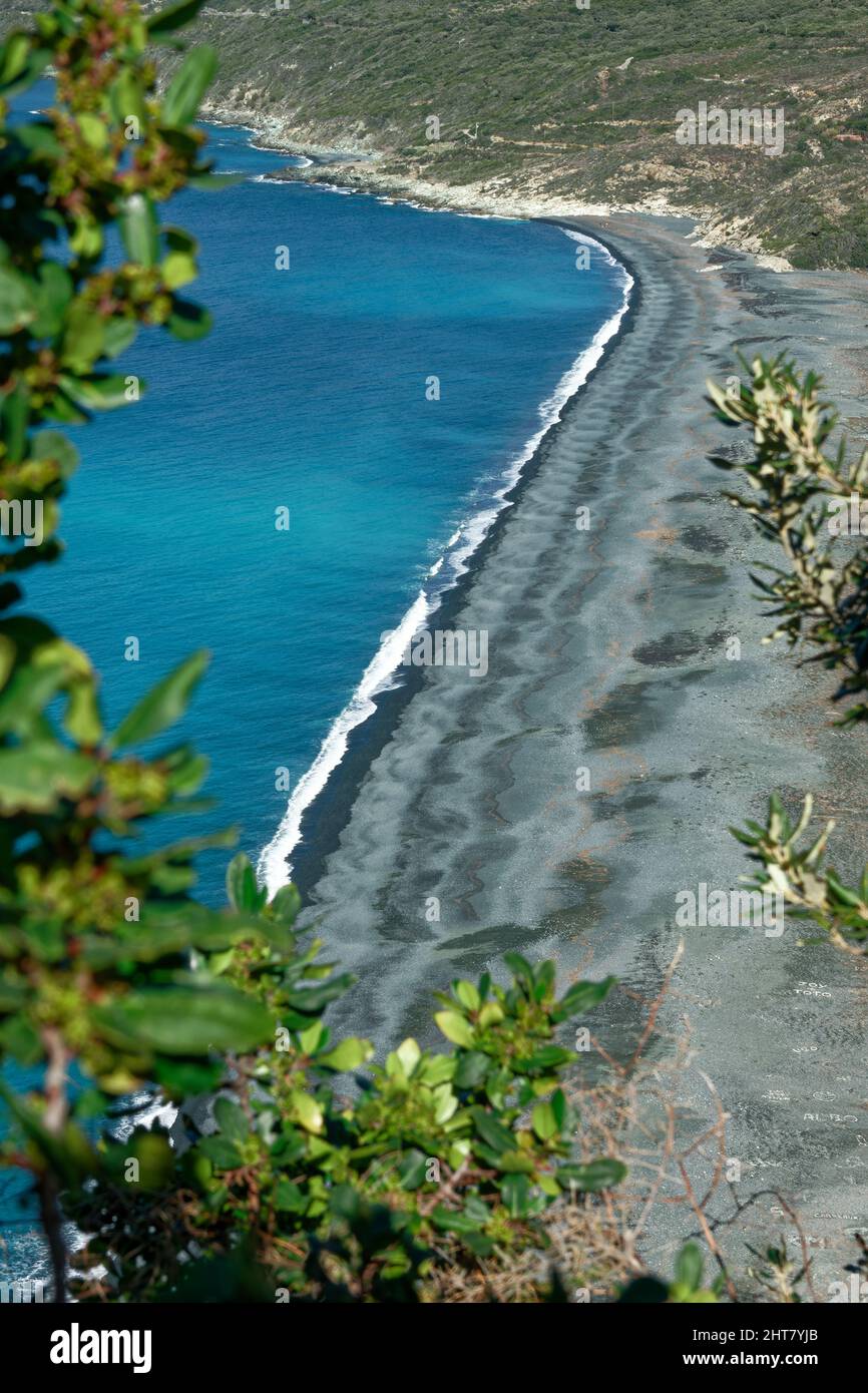 Plage de sable noir de Nonza, vue depuis la tour génoise, Cap Corse en Corse, France Banque D'Images