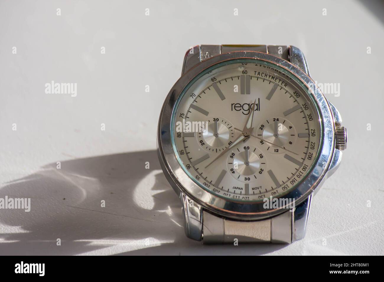 Gros plan d'une montre sur une surface blanche. Banque D'Images