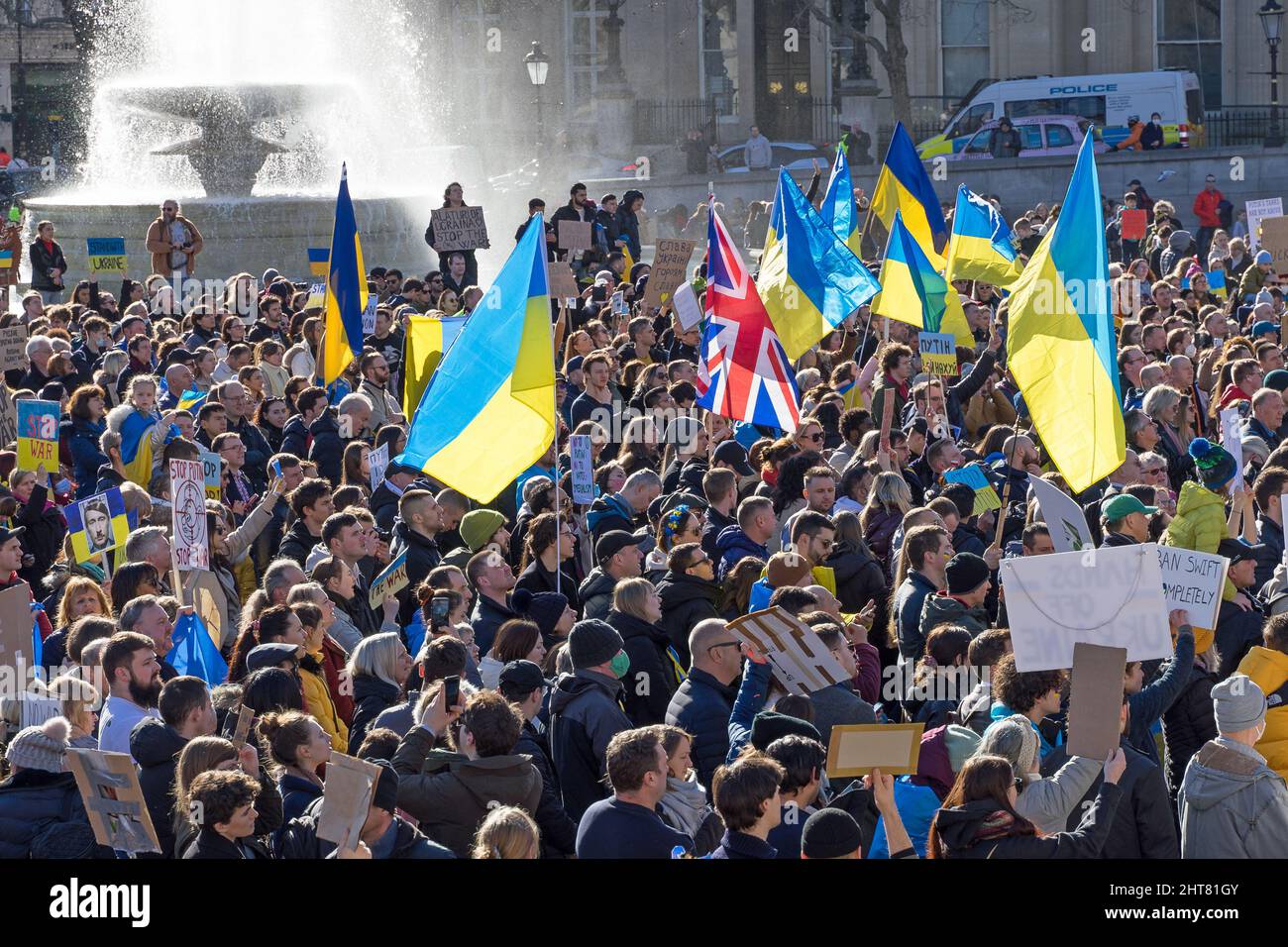 Protestation contre l'invasion russe de l'Ukraine sur la place Trafalgar. Un grand groupe de manifestants tenant des bannières et des drapeaux ukrainiens. Londres Banque D'Images