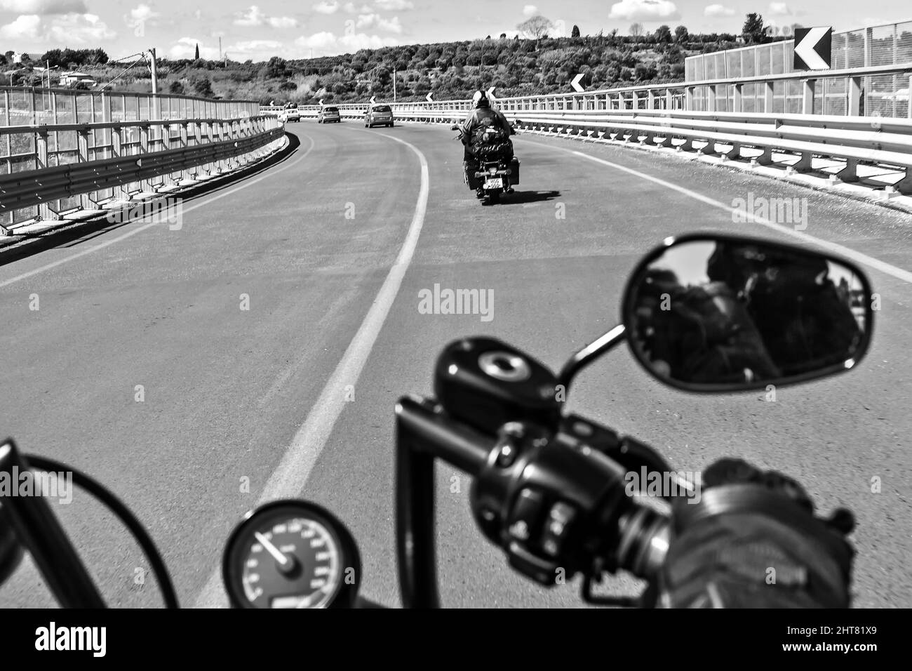 Les motocyclistes descendent sur la route Banque D'Images