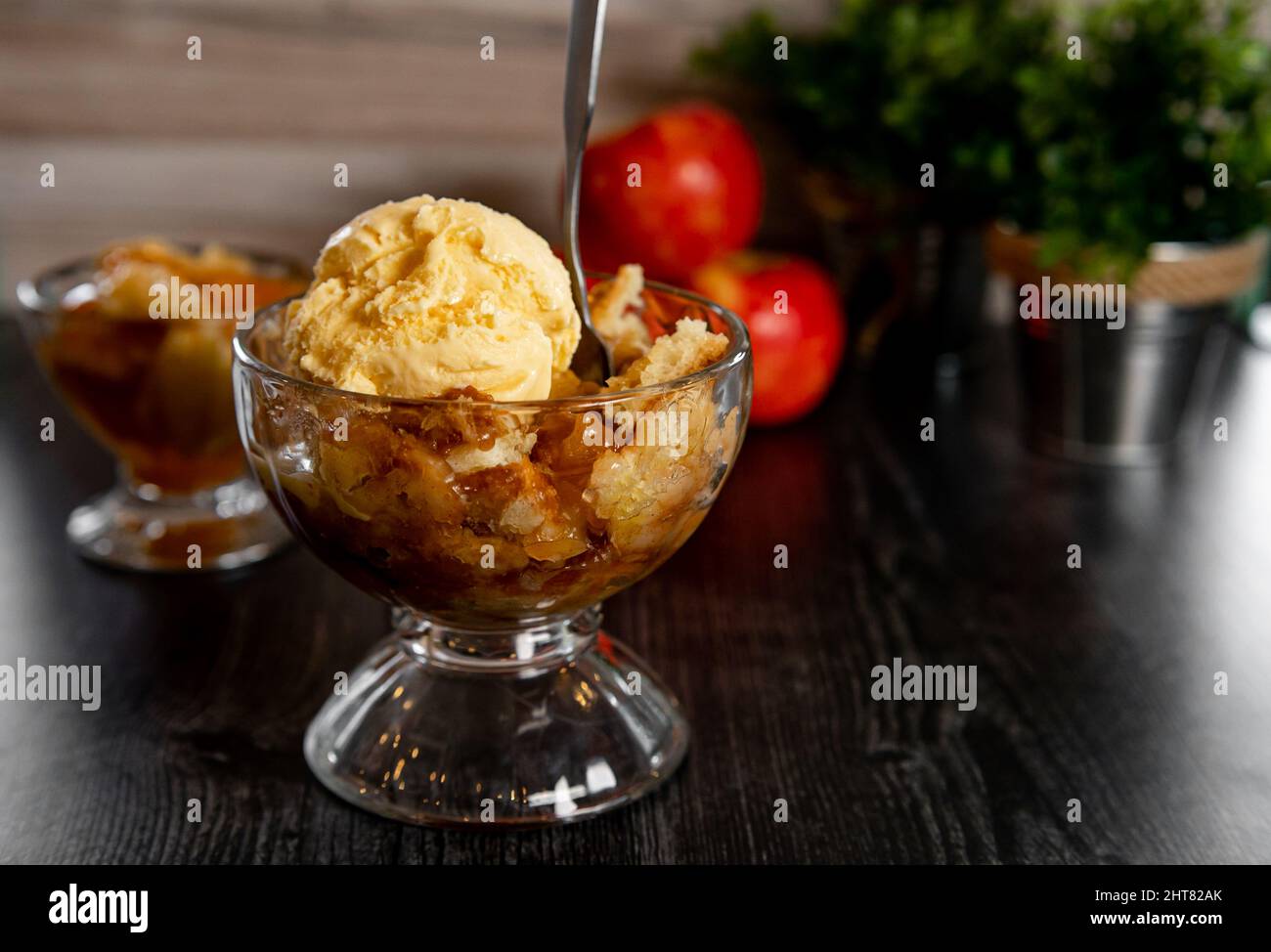 Bol de cobbler aux pommes avec crème glacée Banque D'Images