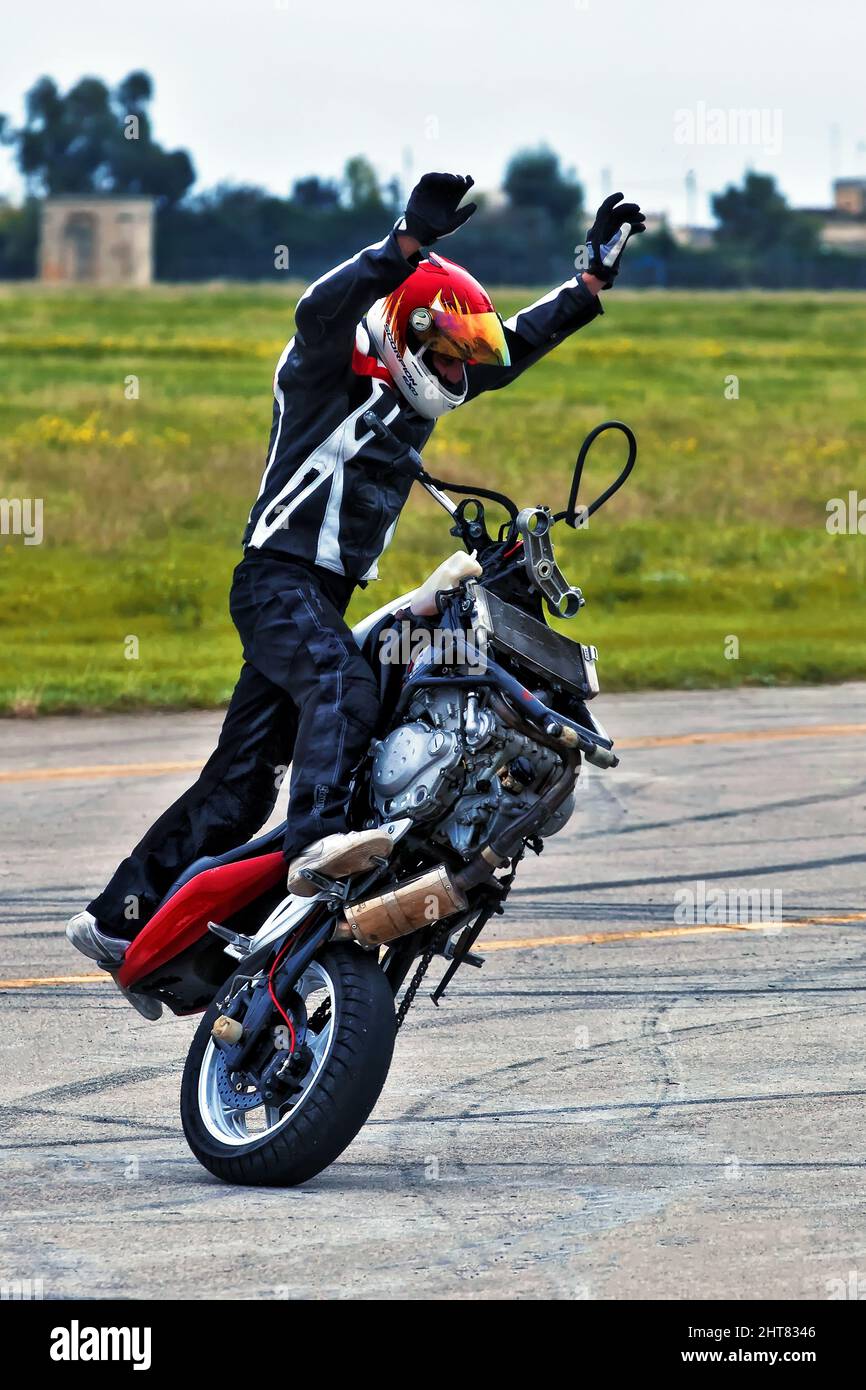 Le cascadeur Angyal Zoltan joue sur sa moto Photo Stock - Alamy