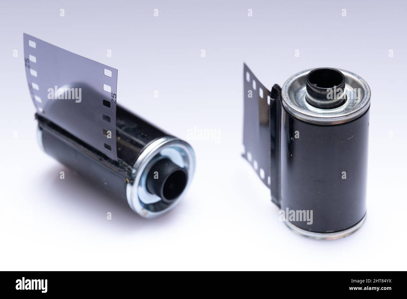 Helsinki / Finlande - 27 FÉVRIER 2022 : une cartouche de film métallique vintage des années 60 sur fond lumineux. Banque D'Images