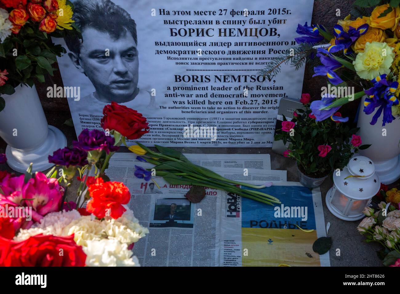 Moscou, Russie. 27th février, 2022 personnes ont jeté des fleurs sur le site où feu le chef de l'opposition Boris Nemtsov a été tué par balle sur un pont près du Kremlin dans le centre de Moscou, à l'occasion du septième anniversaire de son assassinat crédit : Nikolay Vinokurov/Alay Live News Banque D'Images
