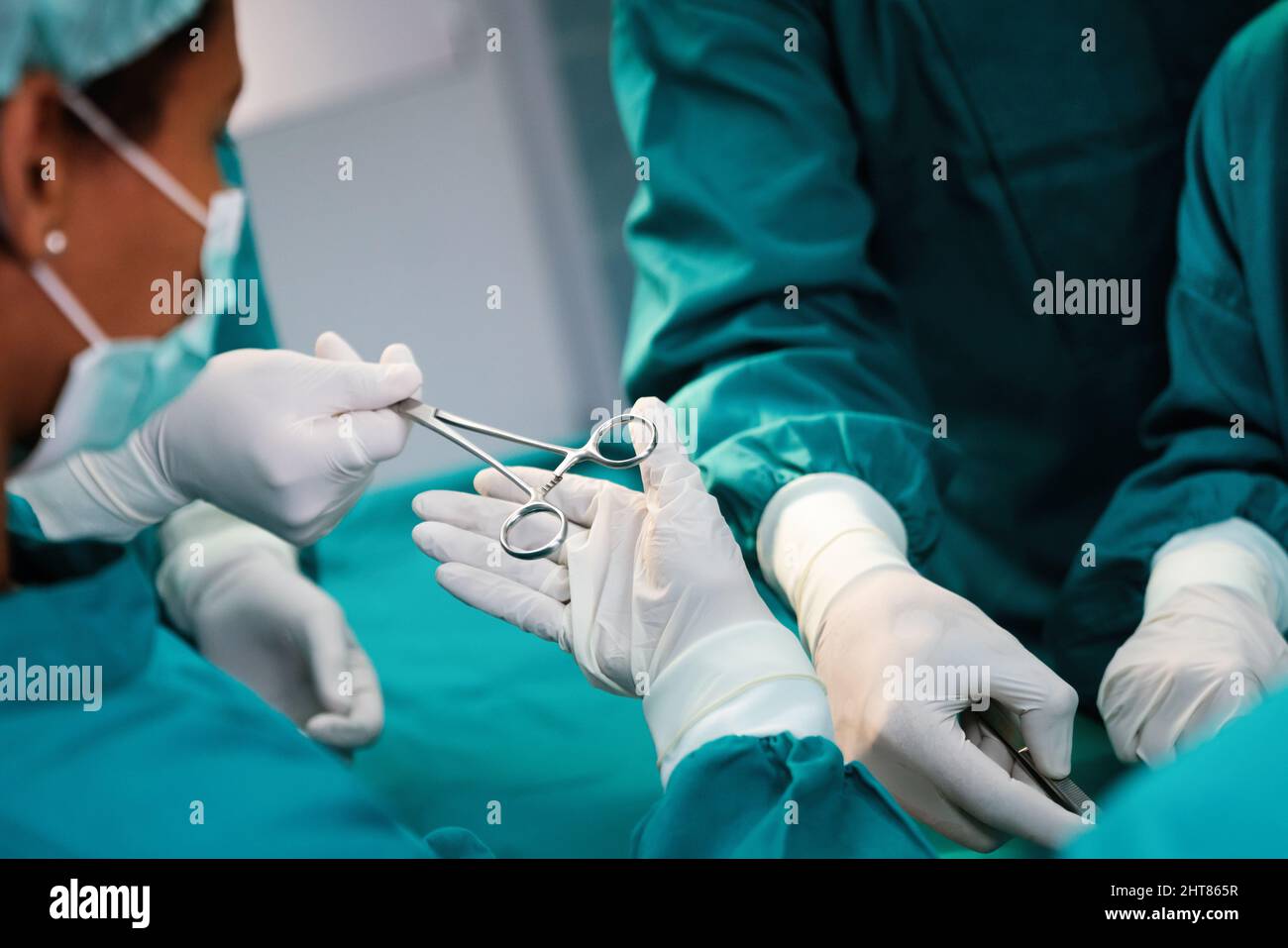 Fonctionnement de l'équipe de chirurgie dans une salle chirurgicale Banque D'Images Fonctionnement de l'équipe de chirurgie dans une salle chirurgicale Banque D'Images