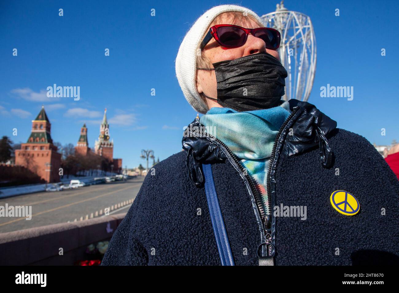 Moscou, Russie. 27th février, 2022 personnes ont jeté des fleurs sur le site où feu le chef de l'opposition Boris Nemtsov a été tué par balle sur un pont près du Kremlin dans le centre de Moscou, à l'occasion du septième anniversaire de son assassinat crédit : Nikolay Vinokurov/Alay Live News Banque D'Images