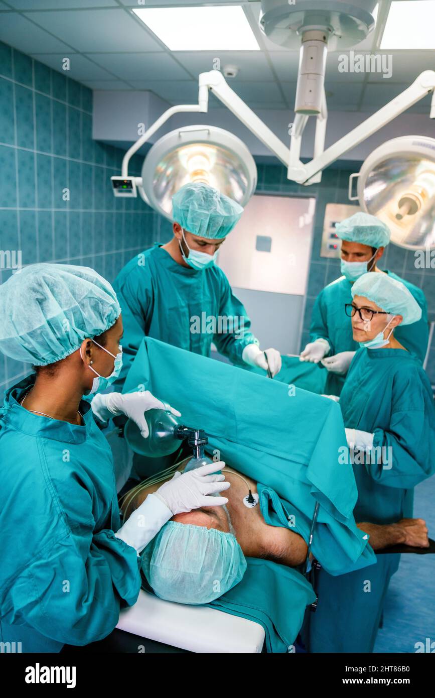 Groupe de chirurgiens au travail dans la salle d'opération de l'hôpital Banque D'Images Groupe de chirurgiens au travail dans la salle d'opération de l'hôpital Banque D'Images
