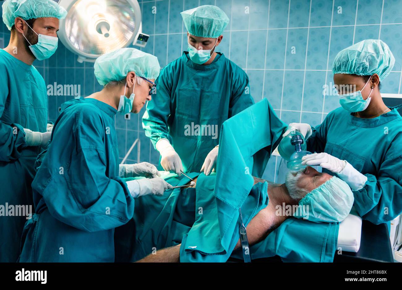 Fonctionnement de l'équipe de chirurgie dans une salle chirurgicale Banque D'Images Fonctionnement de l'équipe de chirurgie dans une salle chirurgicale Banque D'Images