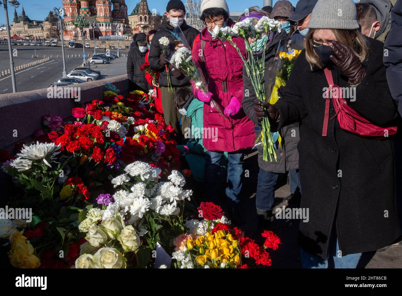 Moscou, Russie. 27th février, 2022 personnes ont jeté des fleurs sur le site où feu le chef de l'opposition Boris Nemtsov a été tué par balle sur un pont près du Kremlin dans le centre de Moscou, à l'occasion du septième anniversaire de son assassinat crédit : Nikolay Vinokurov/Alay Live News Banque D'Images