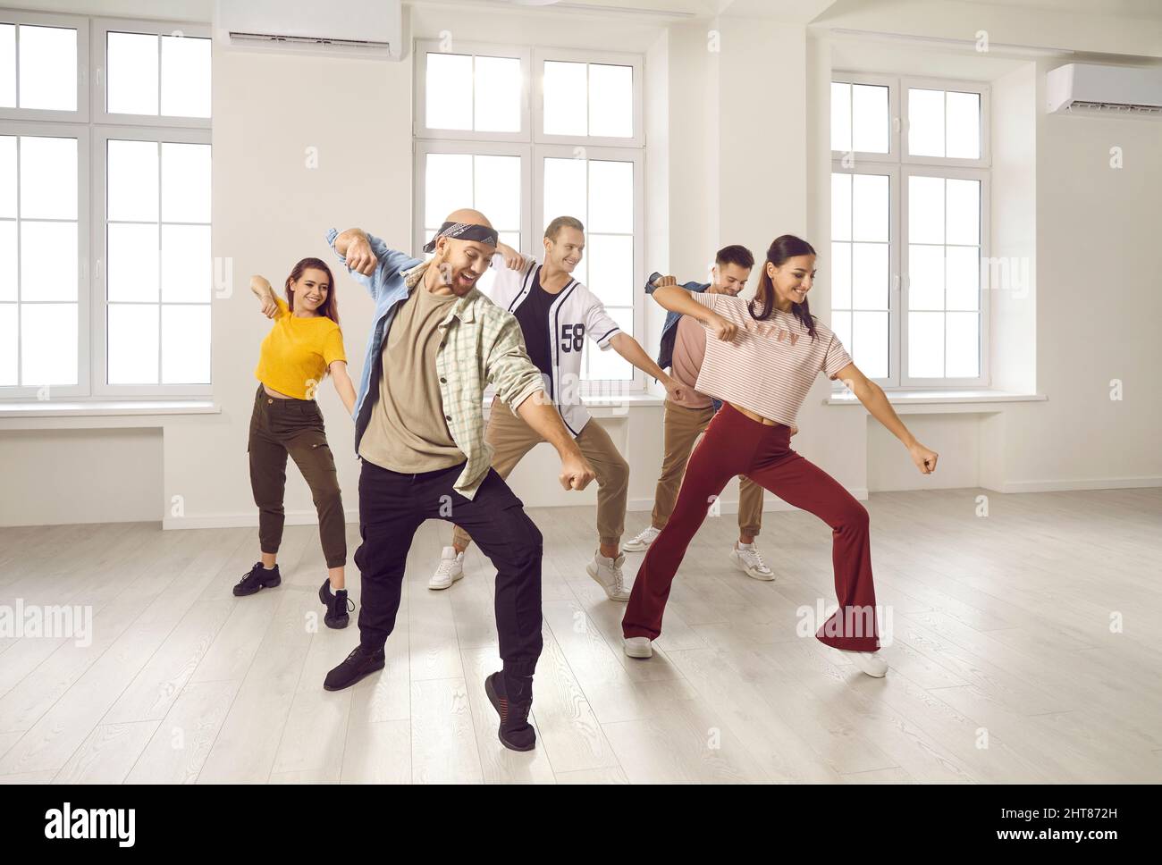 Des danseurs heureux dansent en studio Banque D'Images