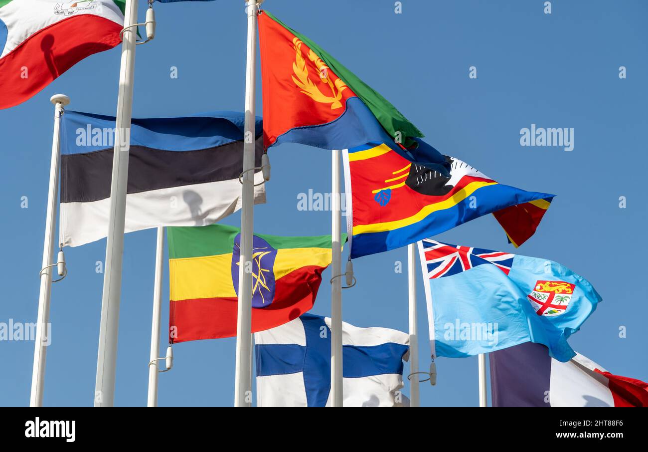 Gros plan des drapeaux du monde volant dans une rangée à l'extérieur du centre d'exposition en 2020, sur fond de ciel bleu (Éthiopie, Finlande, Eswantini, Estonie) Banque D'Images