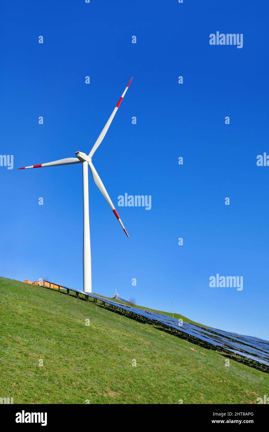 Énergie éolienne et solaire renouvelable. Éolienne à côté du système photovoltaïque sur la colline Banque D'Images