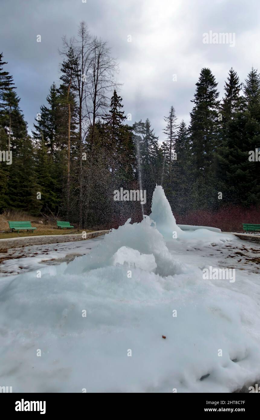 Attraction avec des fontaines d'eau gelée en hiver dans la station de Borovets, Rila Mountains, Bulgarie Banque D'Images