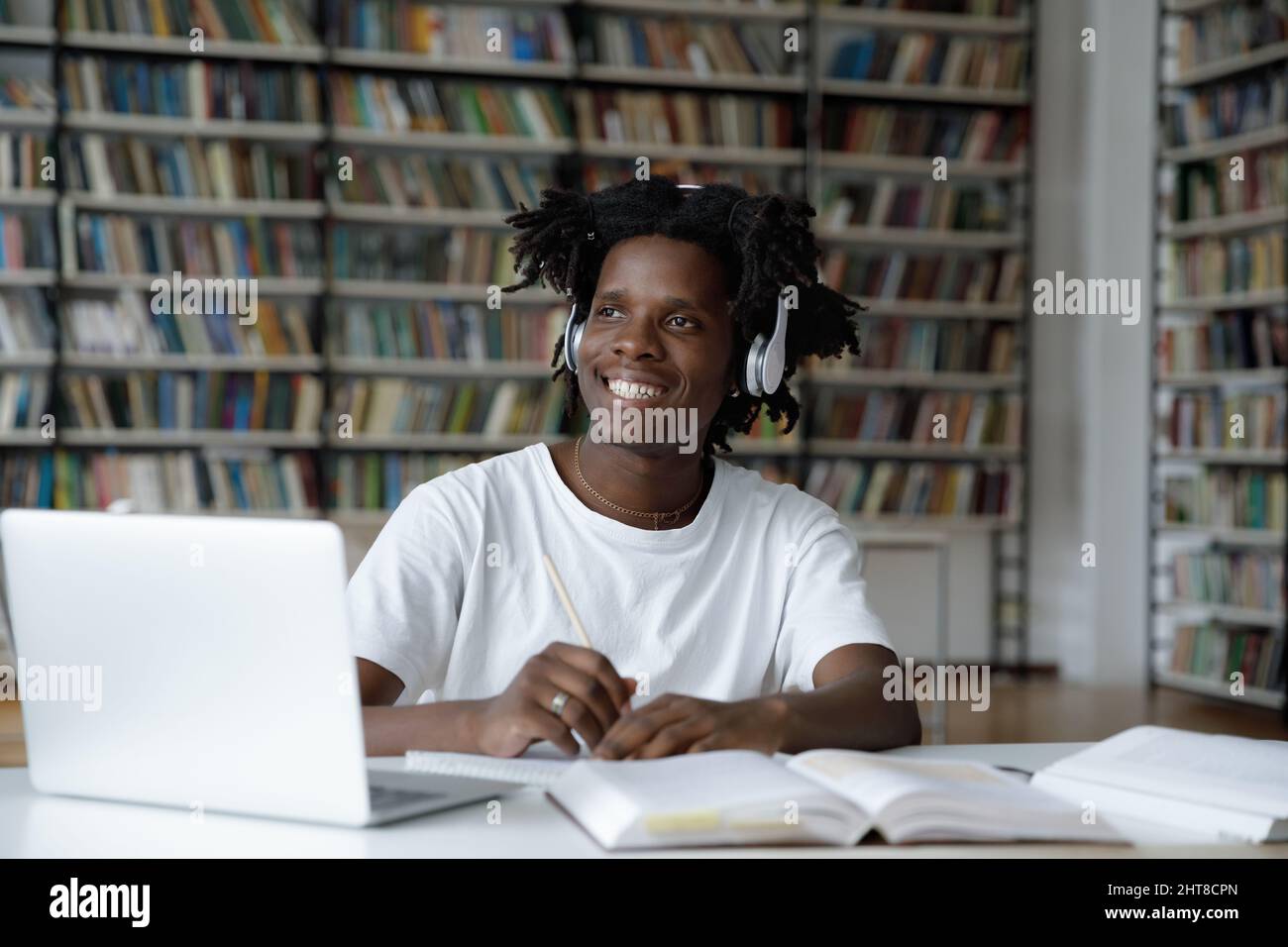 Joyeux jeune Afro-américain motivé à la recherche de distance. Banque D'Images