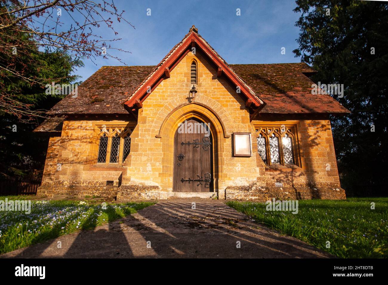 Port de Milborne, Angleterre, Royaume-Uni - 9 avril 2011 : le soleil brille sur l'extérieur gothique de la petite chapelle de l'église de la « Commission Church » dans le hameau de Milborne Wi Banque D'Images