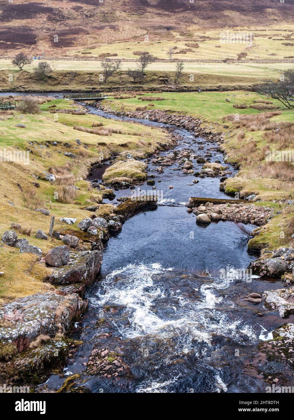 Un ruisseau de montagne s'écoule dans la rivière Helmsdale à Kilphedir, dans la strate de Kildonan, à l'extrême nord des Highlands écossais. Banque D'Images