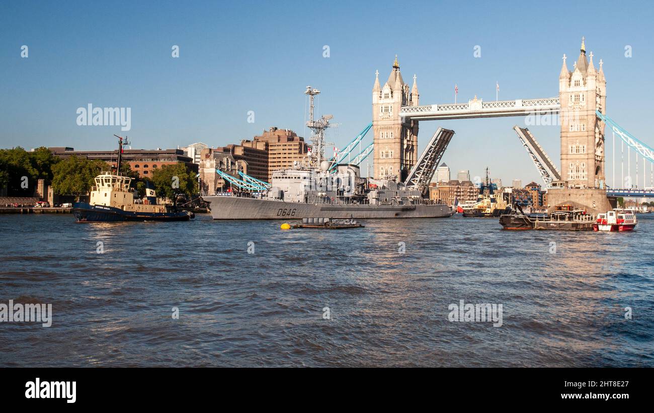 Londres, Angleterre, Royaume-Uni - 16 juin 2010 : Latouche-Tréville, un destroyer anti-sous-marin F70 de la Marine française, est remorqué par un remorqueur sous Tower Bridge et In Banque D'Images