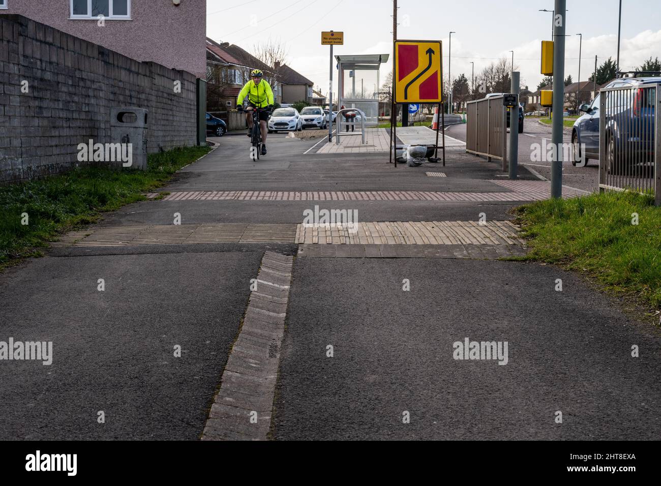 La transition entre une chaussée à usage partagé et un passage séparé et un plancher sur une route de banlieue dans le sud du Gloucestershire. Banque D'Images