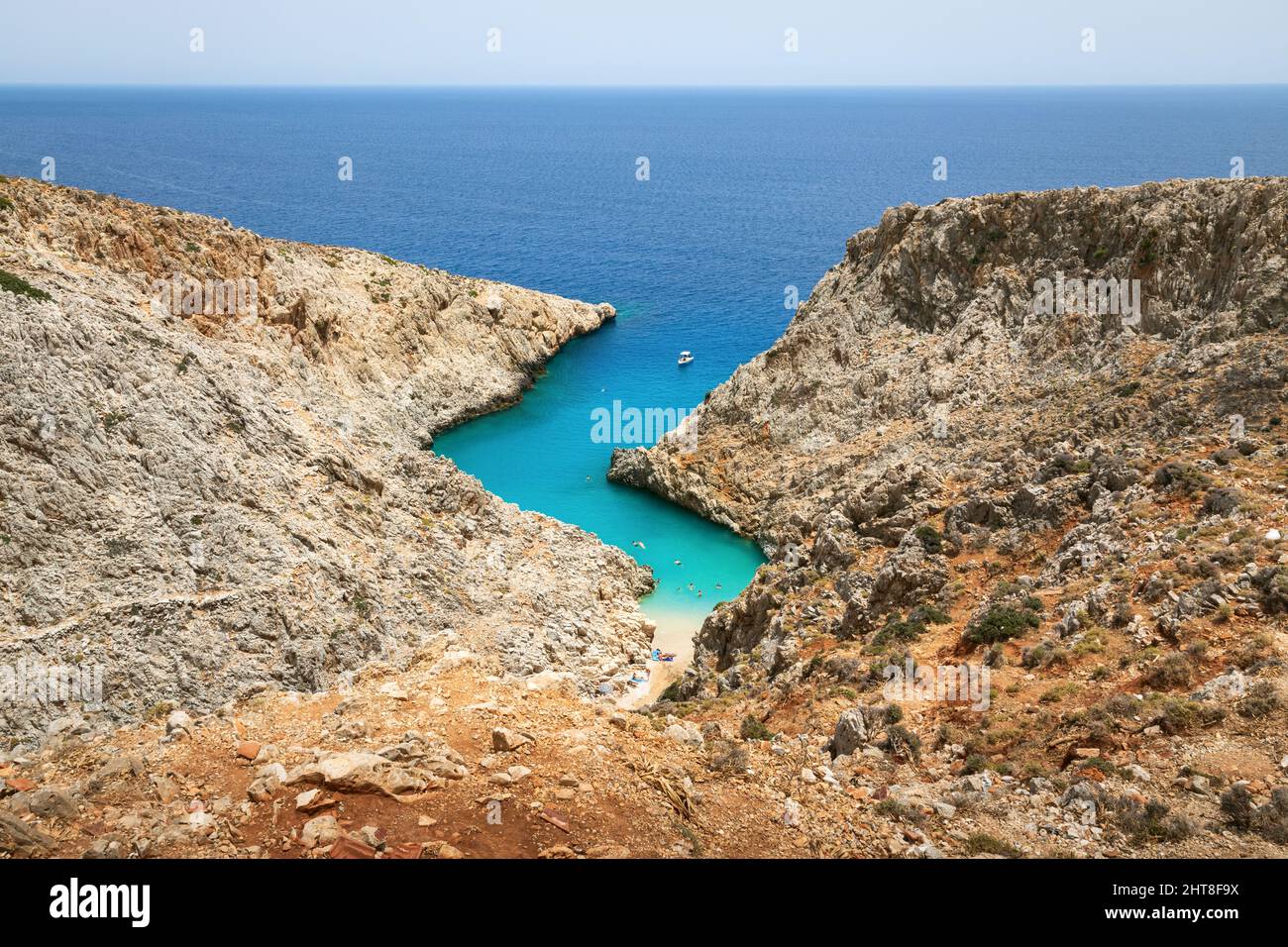 Vue sur les touristes appréciant leur journée sur la plage de Seitan Limani, Crète, Grèce Banque D'Images