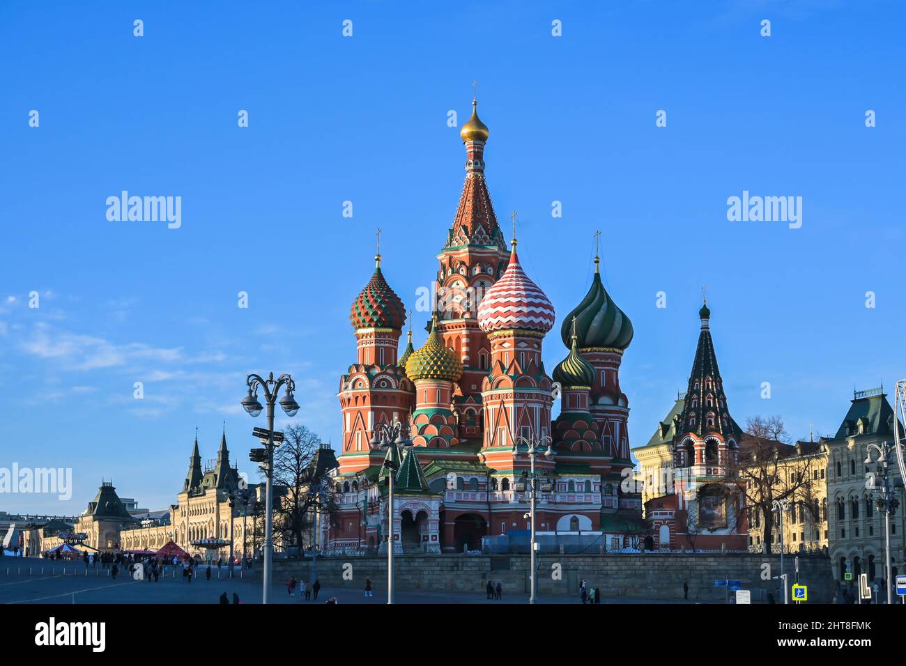 Dômes de la cathédrale Saint-Basile. Soirée dans le centre de Moscou. Banque D'Images