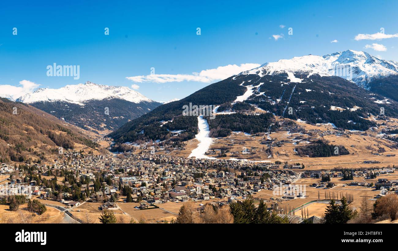 La station de vacances de Bormio avec la piste de ski artificiellement enneigée Banque D'Images