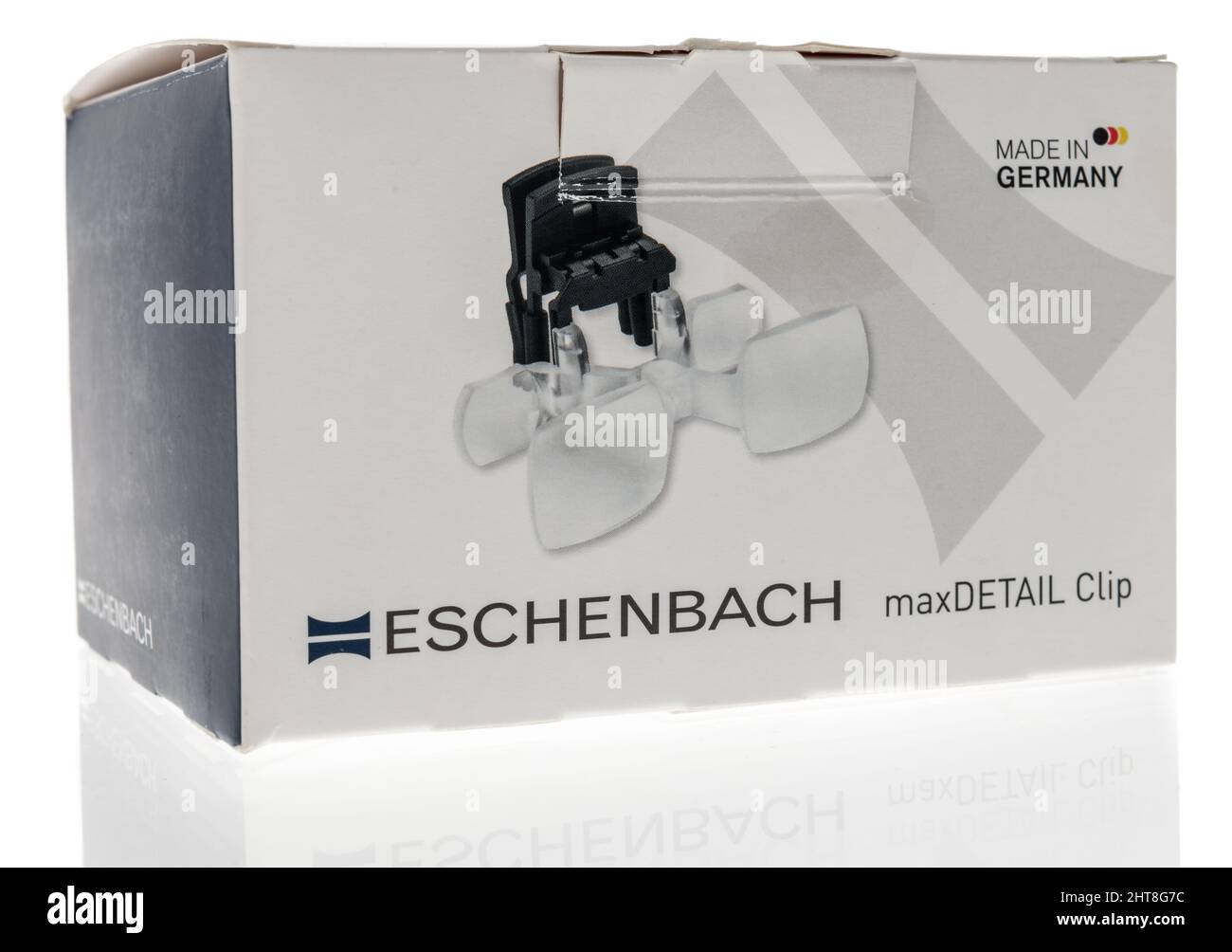 Winneconne, WI -19 février 2021 : un paquet de clip Eschenbach sur un fond isolé Banque D'Images
