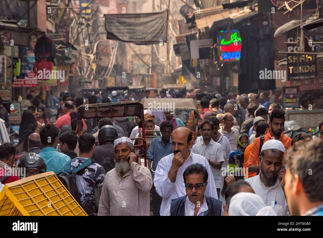 Personnes dans la rue animée, Chandni Chowk (Moonlight Square), Delhi, Inde Banque D'Images