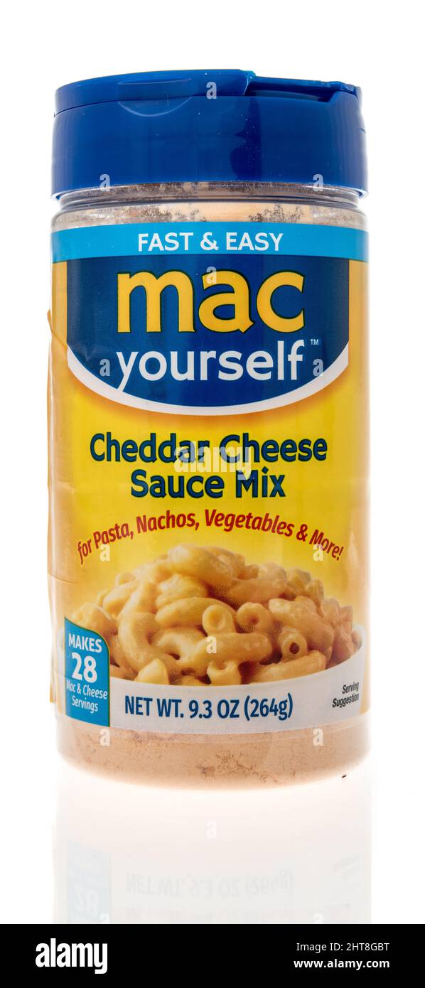 Winneconne, WI -26 février 2021 : un paquet de poudre de fromage cheddar mac vous-même sur un fond isolé Banque D'Images