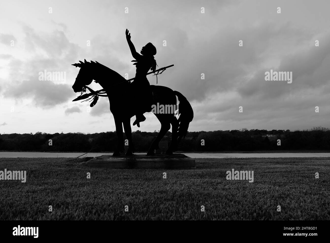 Silhouette de la statue d'une personne amérindienne sur un cheval contre un ciel nuageux Banque D'Images
