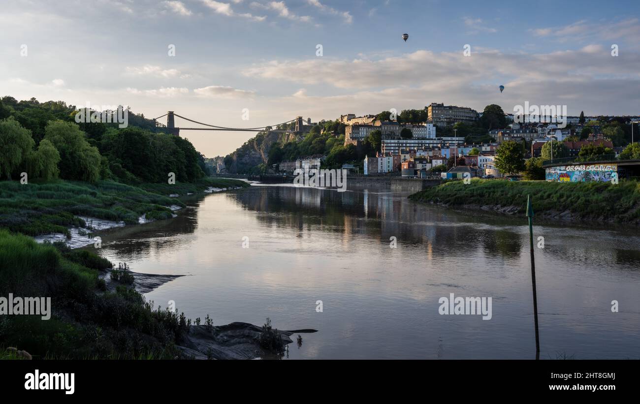 Des ballons à air chaud flottent au-dessus du pont suspendu de Clifton et du paysage urbain de Bristol. Banque D'Images