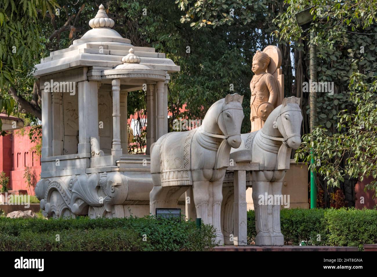 Sculpture en pierre de char à cheval à l'extérieur du temple Laxminarayan, également connu sous le nom de Birla Mandir, un temple hindou à Delhi, en Inde Banque D'Images