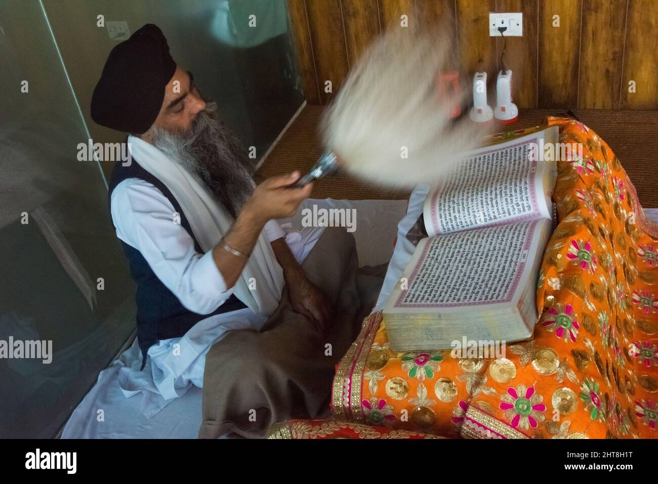 Prêtre prêchant à l'intérieur de Gurudwara Bangla Sahib, maison de culte sikh, New Delhi, Inde Banque D'Images