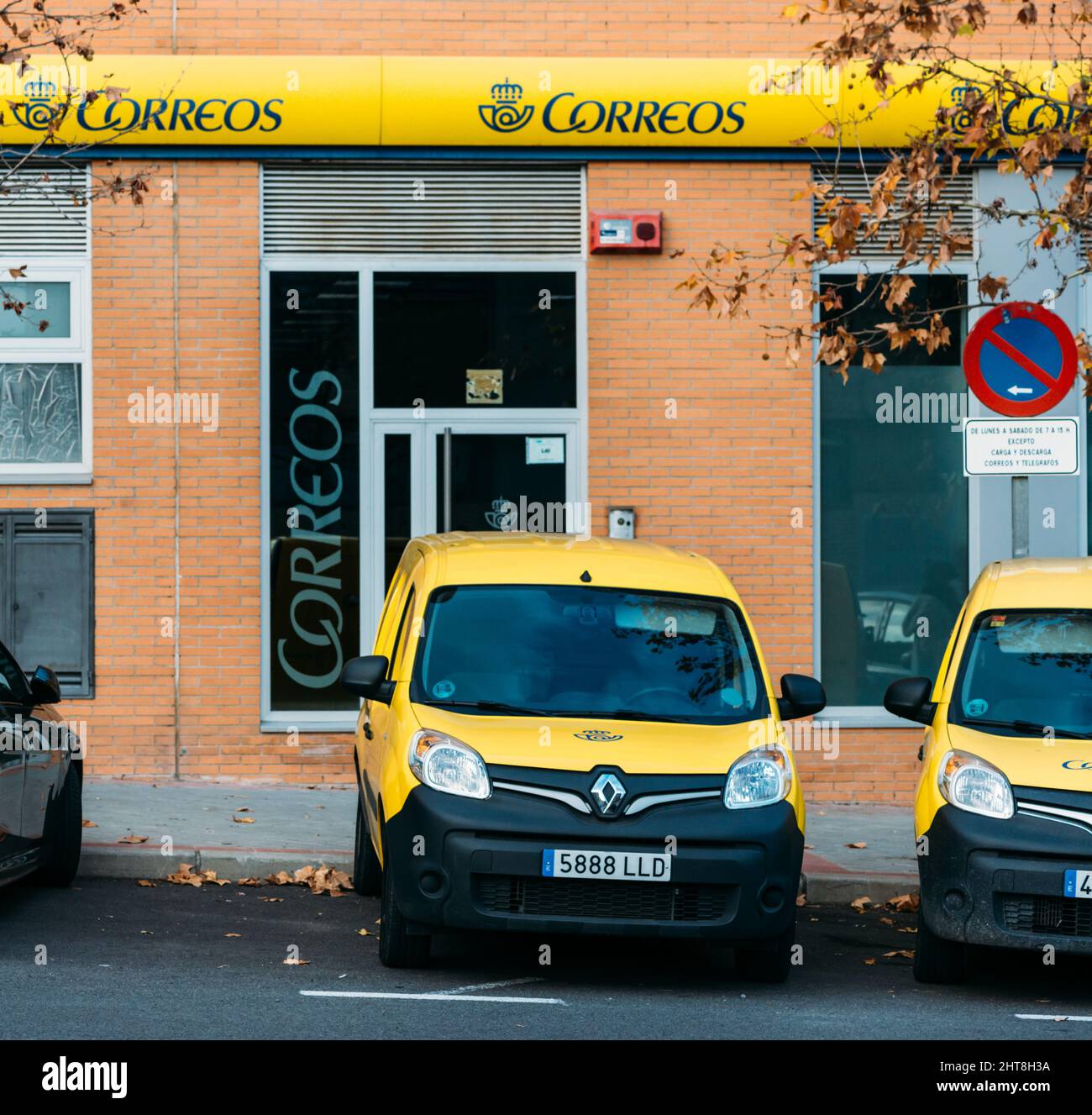 Vue extérieure au bureau de courrier espagnol avec minibus de livraison Banque D'Images