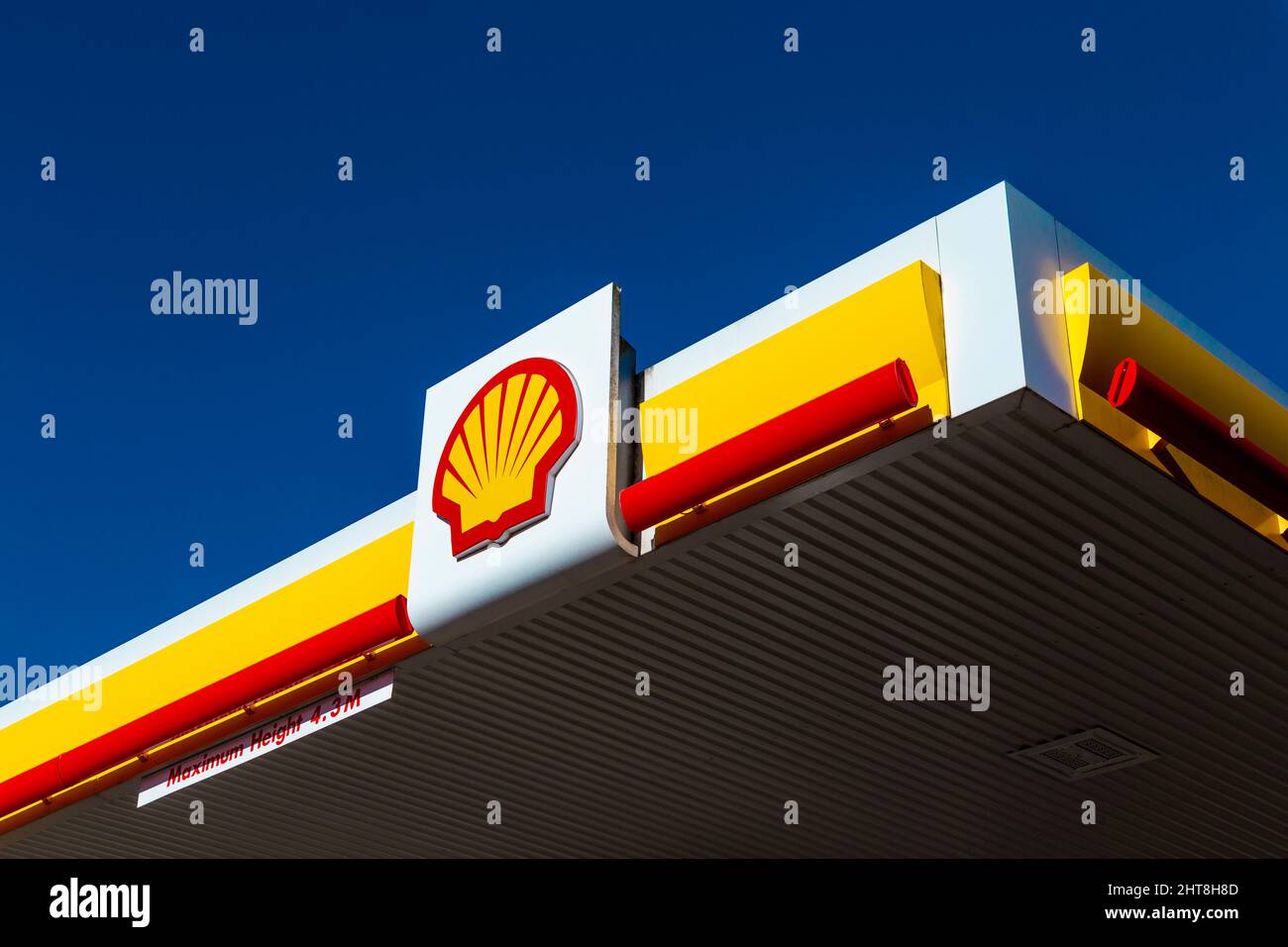 Gros plan sur le logo de la société Shell Oil dans l'une de ses stations-service Banque D'Images