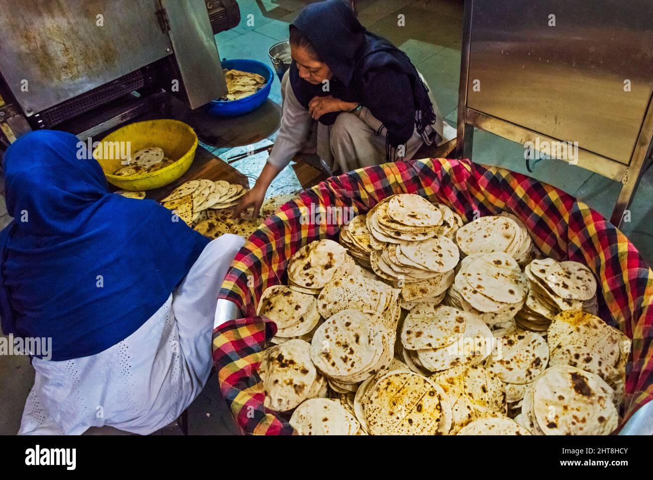 Chargement de pain chapatti dans un grand panier pour nourrir les pèlerins dans la cuisine de Gurudwara Bangla Sahib, maison de culte sikh, New Delhi, Inde (Gurudwara Banque D'Images