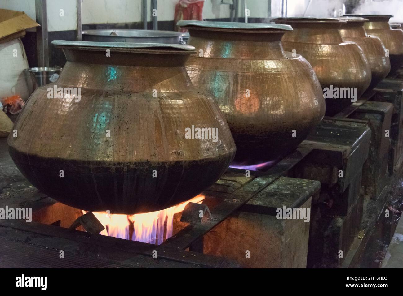 Préparer de la nourriture pour nourrir les pèlerins dans la cuisine de Gurudwara Bangla Sahib, maison de culte sikh, New Delhi, Inde Banque D'Images