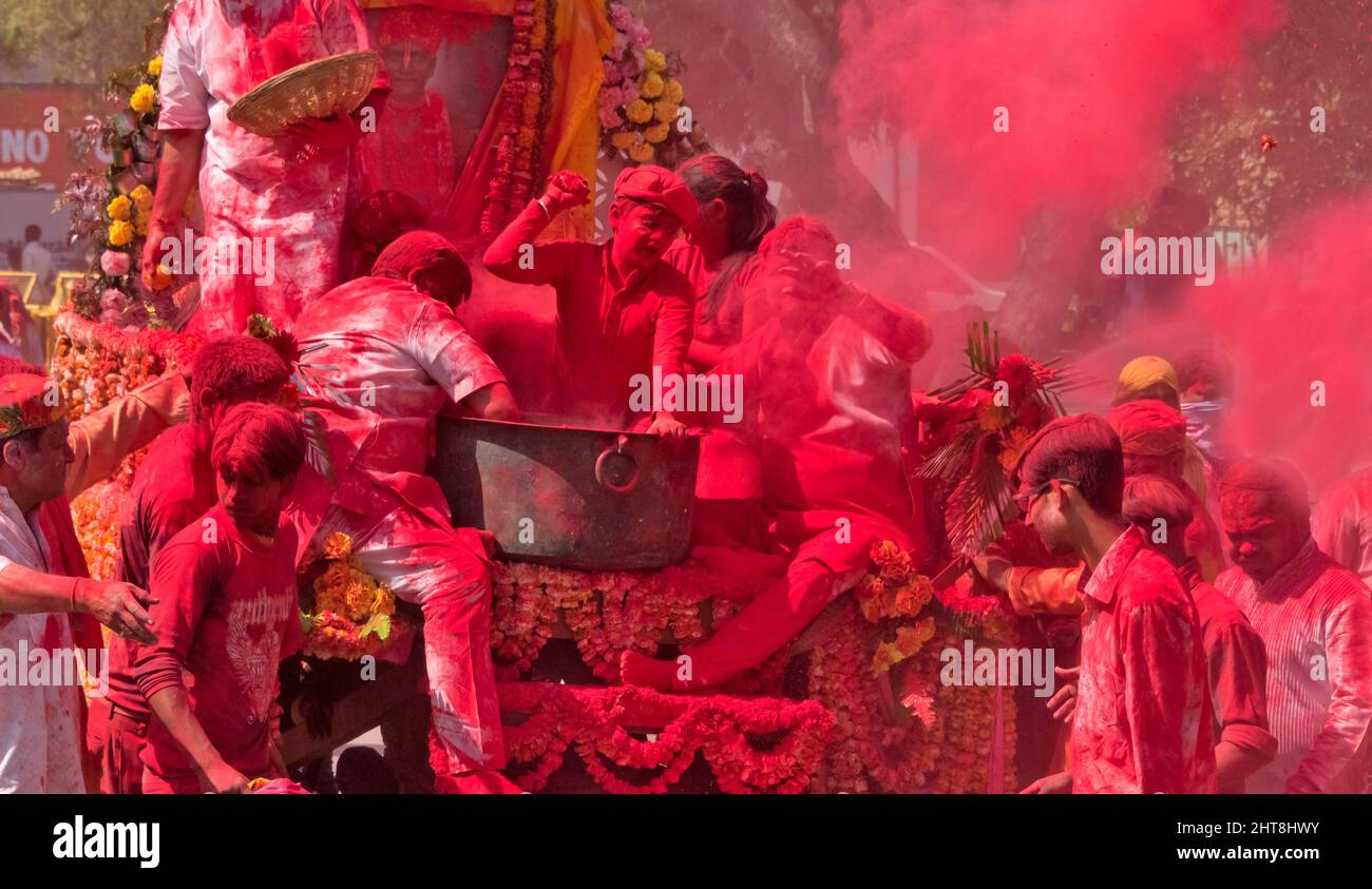 Flotteurs et jets de couleurs célébrant le Festival Holi, Vrindavan, district de Mathura, Uttar Pradesh, Inde Banque D'Images