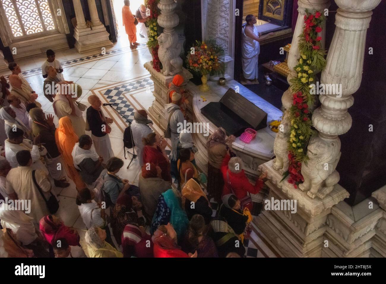 Pèlerins au temple ISKCON, Vrindavan, district de Mathura, Uttar Pradesh, Inde Banque D'Images
