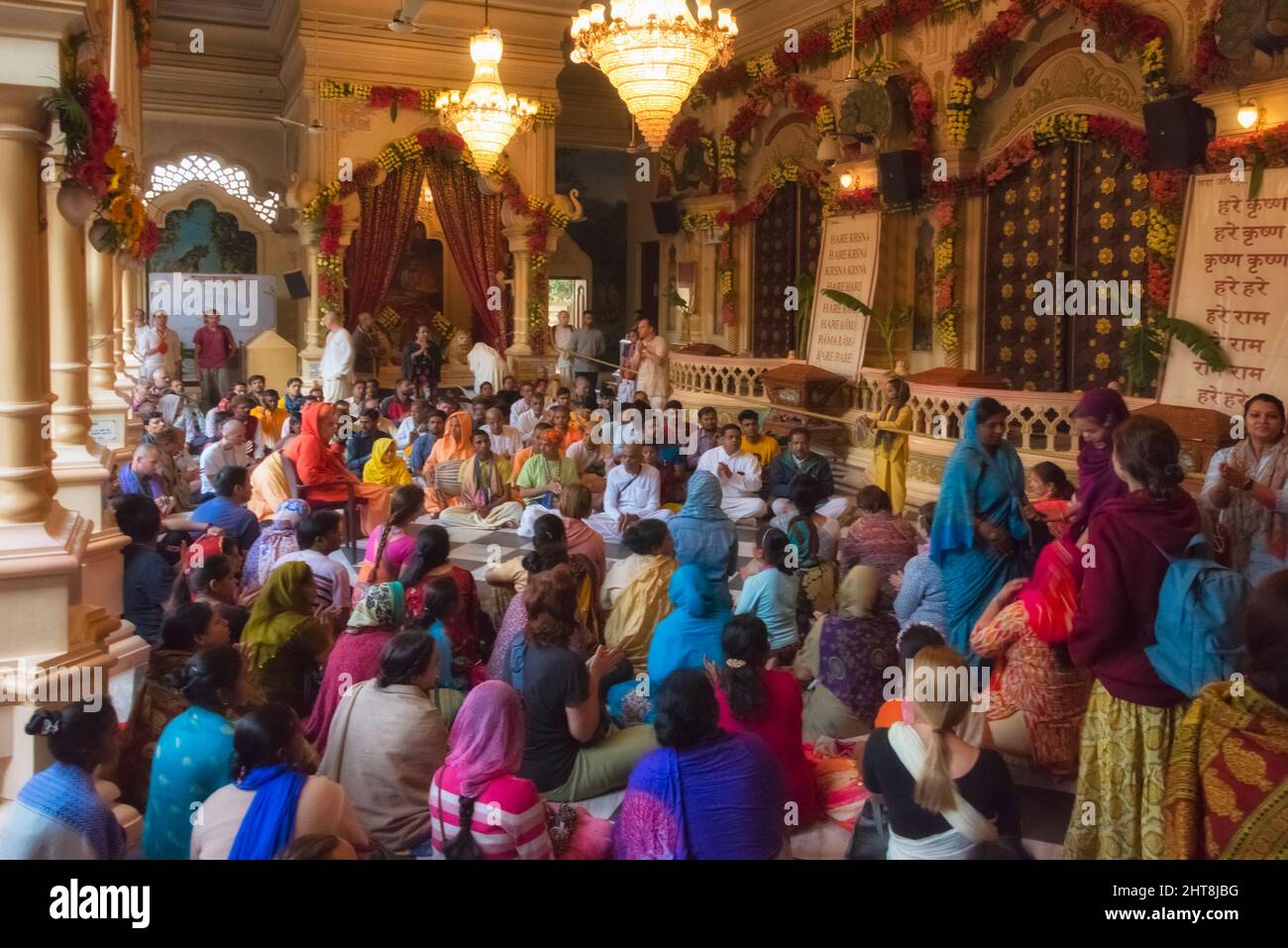 Pèlerins à Krishna Balaram Mandir (temple ISKCON), Vrindavan, district de Mathura, Uttar Pradesh, Inde Banque D'Images