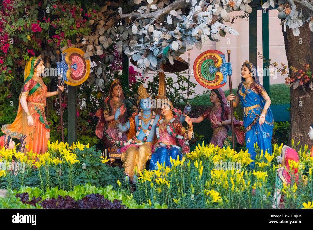Figures de Krishna et de ses partisans à Prem Mandir, Vrindavan, district de Mathura, Uttar Pradesh, Inde Banque D'Images