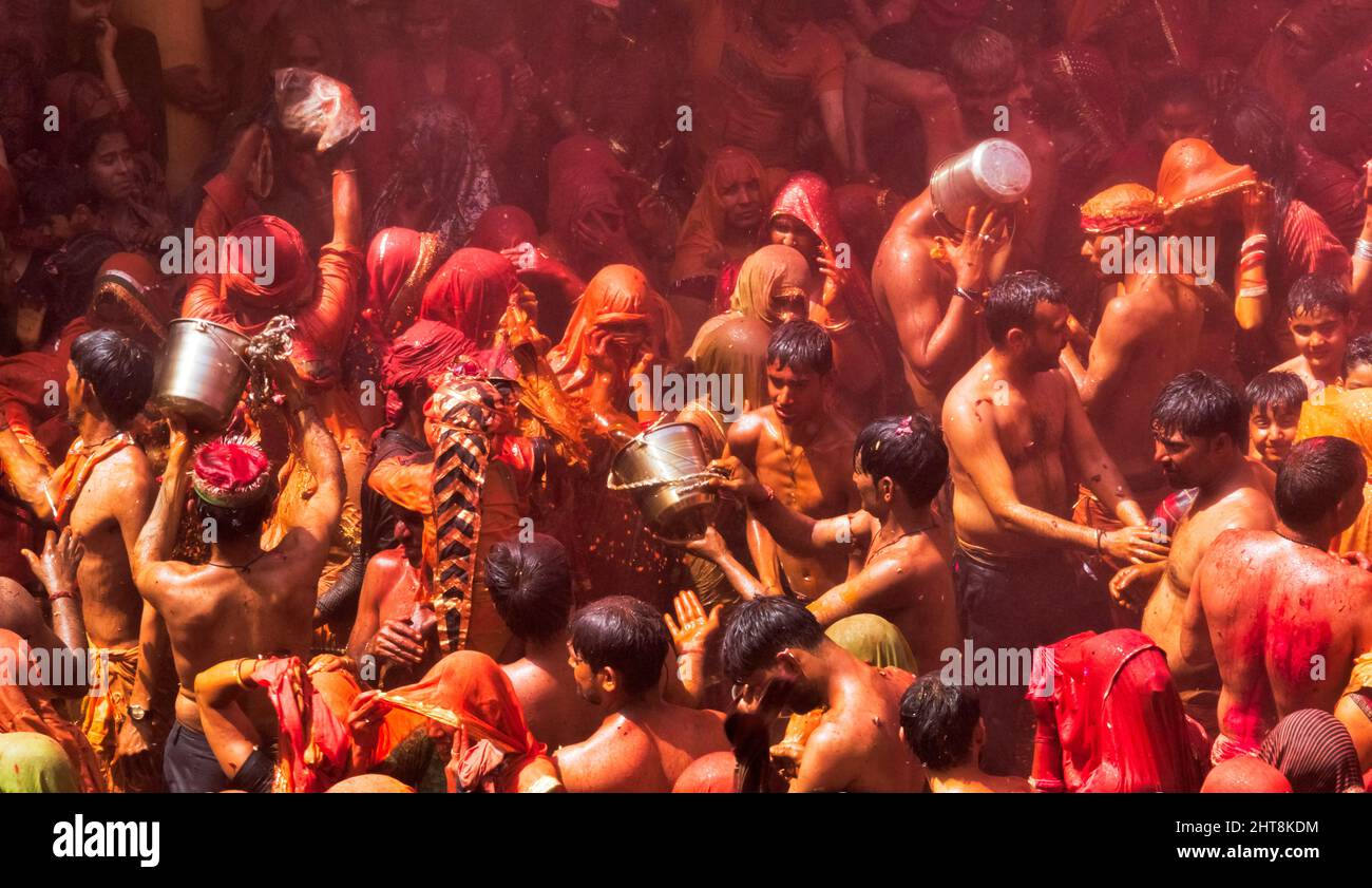 Le festival Huranga Holi est célébré au Temple Dauji Maharaja, Baldeo, district de Mathura, Uttar Pradesh, Inde Banque D'Images