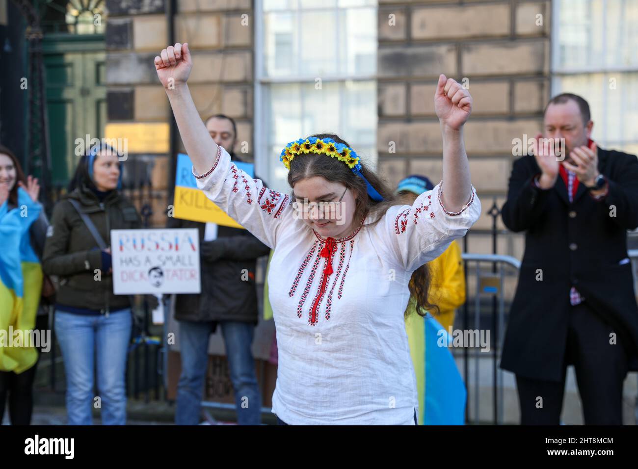 Des centaines de manifestants se sont rassemblés devant le consulat général de Russie à Édimbourg pour demander à Poutine de mettre fin à la guerre. Les manifestants ont ensuite défilé du consulat à travers le centre d'Édimbourg jusqu'au Parlement écossais, ce qui a paralysé la circulation crédit : David Coulson/Alamy Live News Banque D'Images