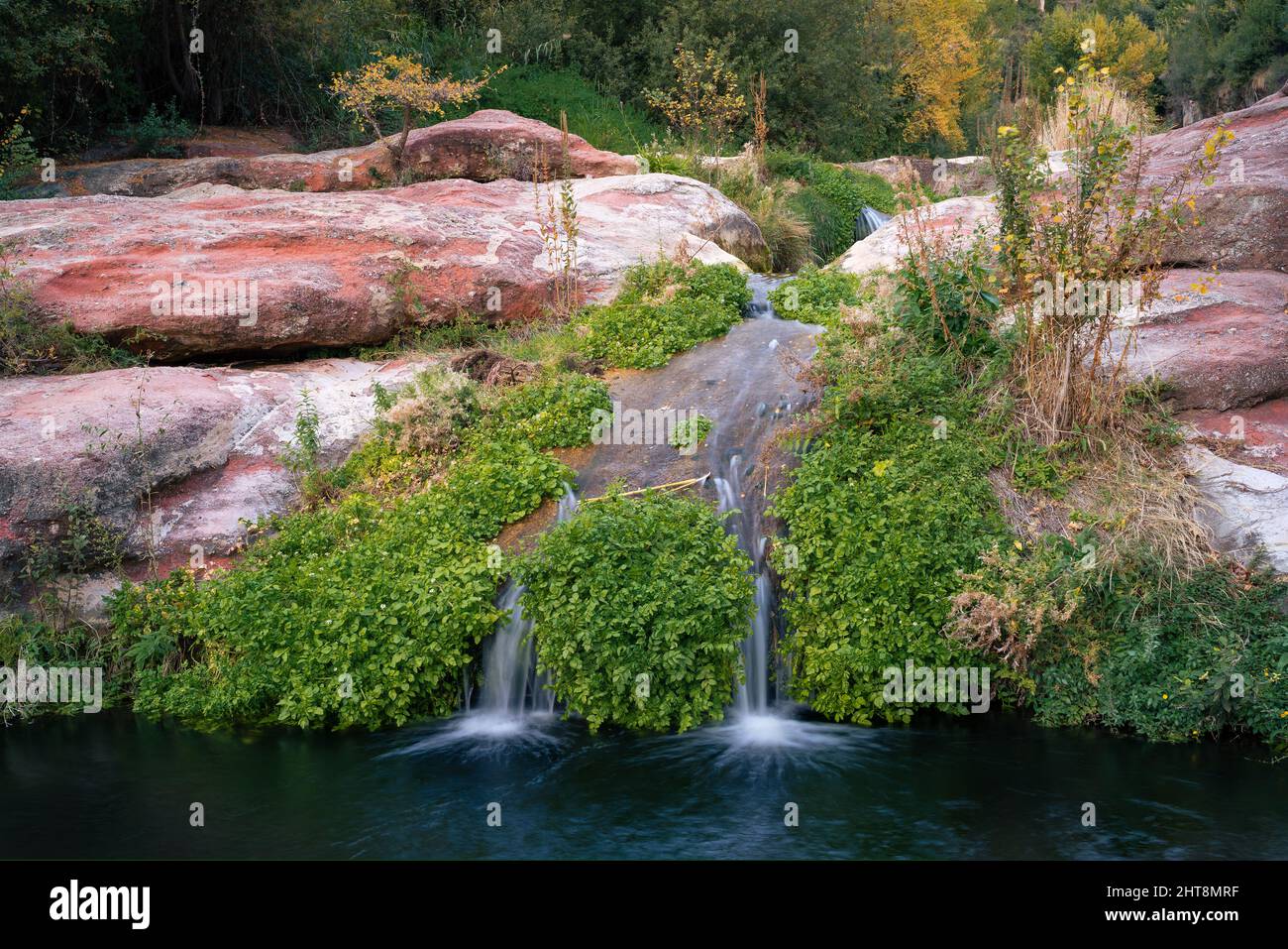 Belle petite cascade à Sant Miquel del Fai, Catalogne, Espagne. Banque D'Images