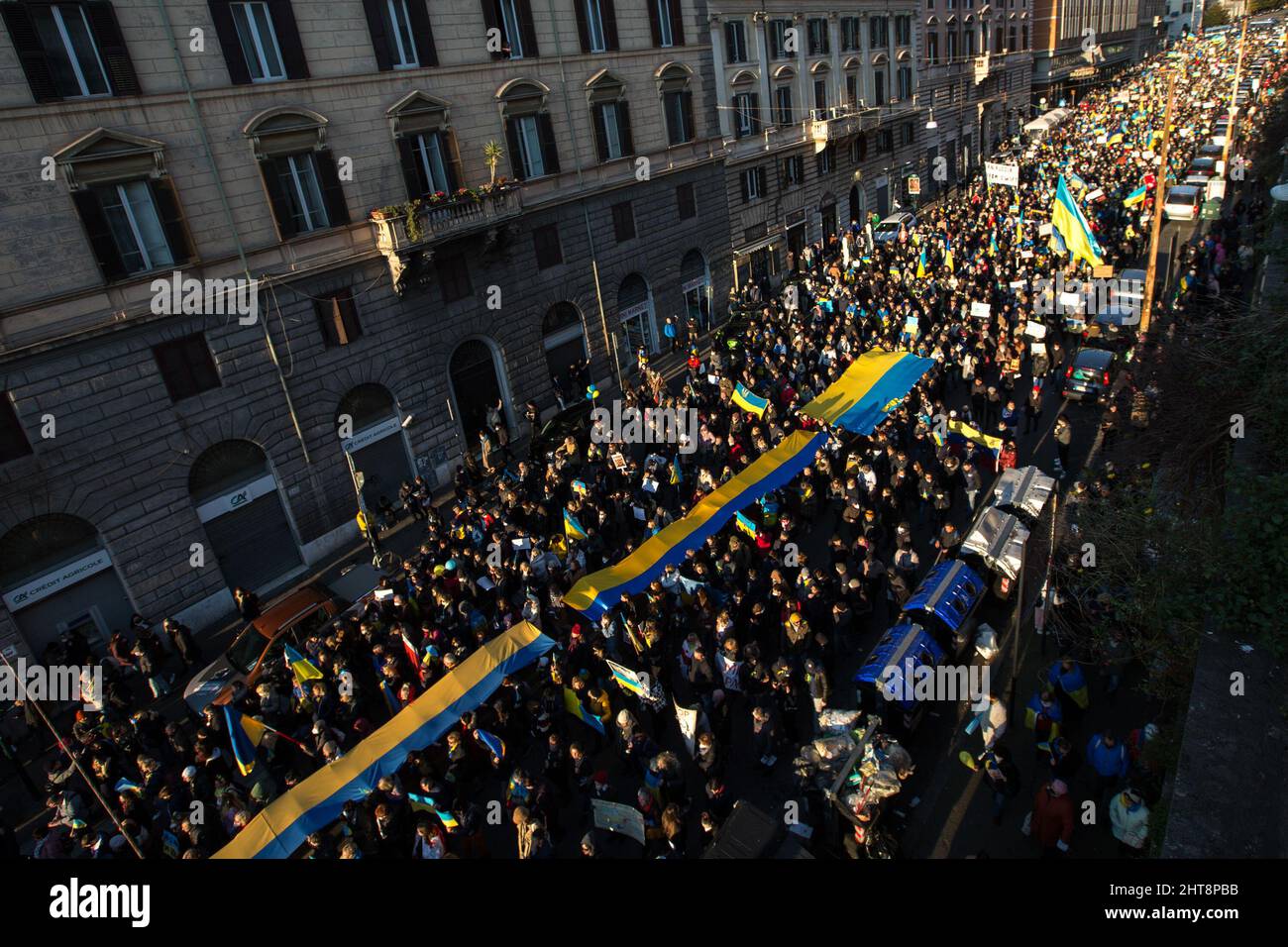 Rome, Italie. 27th févr. 2022. Aujourd'hui, des milliers de personnes se sont rassemblées sur la Piazza della Repubblica et ont défilé au Fori Imperiali, dans le centre de Rome, pour manifester leur soutien et leur solidarité avec le peuple ukrainien et pour appeler à une paix immédiate en Ukraine. La guerre contre l'Ukraine - et l'invasion russe qui en a résulté - a été déclarée tôt le matin du 24th février 2022 par le Président de la Fédération de Russie, Vladimir Poutine. Crédit : LSF photo/Alamy Live News Banque D'Images