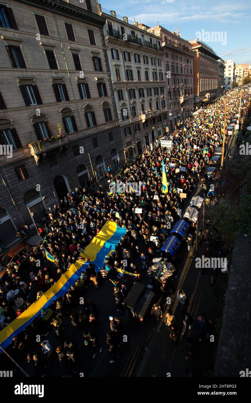 Rome, Italie. 27th févr. 2022. Aujourd'hui, des milliers de personnes se sont rassemblées sur la Piazza della Repubblica et ont défilé au Fori Imperiali, dans le centre de Rome, pour manifester leur soutien et leur solidarité avec le peuple ukrainien et pour appeler à une paix immédiate en Ukraine. La guerre contre l'Ukraine - et l'invasion russe qui en a résulté - a été déclarée tôt le matin du 24th février 2022 par le Président de la Fédération de Russie, Vladimir Poutine. Crédit : LSF photo/Alamy Live News Banque D'Images