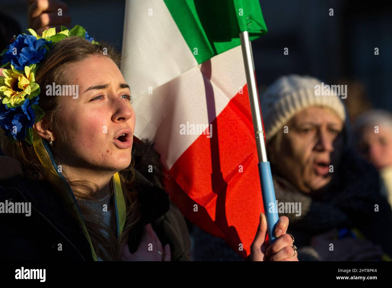 Rome, Italie. 27th févr. 2022. Aujourd'hui, des milliers de personnes se sont rassemblées sur la Piazza della Repubblica et ont défilé au Fori Imperiali, dans le centre de Rome, pour manifester leur soutien et leur solidarité avec le peuple ukrainien et pour appeler à une paix immédiate en Ukraine. La guerre contre l'Ukraine - et l'invasion russe qui en a résulté - a été déclarée tôt le matin du 24th février 2022 par le Président de la Fédération de Russie, Vladimir Poutine. Crédit : LSF photo/Alamy Live News Banque D'Images
