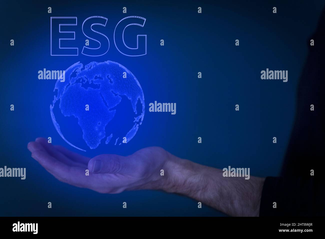 Technologie ESG mondiale. Main tenant un globe holographique. L'idée de gouvernance environnementale, sociale et d'entreprise. Développement durable et développement. Photo de haute qualité Banque D'Images