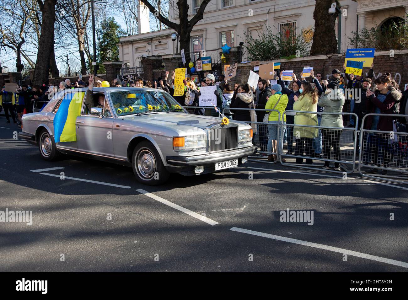 Londres, Royaume-Uni, 27th février 2022 Une Rolls Royce décorée de tournesols et de drapeaux ukrainiens passe devant l'ambassade de Russie où les gens se sont réunis pour protester contre les récentes attaques de la Russie contre l'Ukraine. Banque D'Images